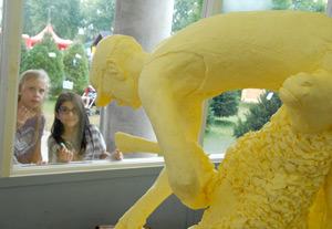 girls looking at butter sculture
